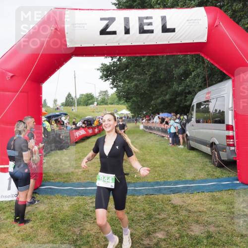 21.06.2025 - 27. Vierlanden-Triathlon MichiJ http://msf.ph/oto/8042019 15.06.2026 13:32:28 Ziel 18, 944 meine-sportfotos.de