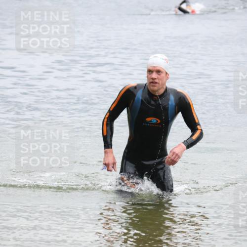 21.06.2025 - 27. Vierlanden-Triathlon Lena Gebhardt http://msf.ph/oto/8042020 15.06.2025 13:18:01 Schwimmen 1284 meine-sportfotos.de
