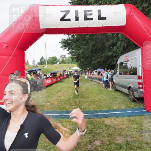 21.06.2025 - 27. Vierlanden-Triathlon MichiJ http://msf.ph/oto/8042023 15.06.2026 13:32:29 Ziel 18, 944 meine-sportfotos.de