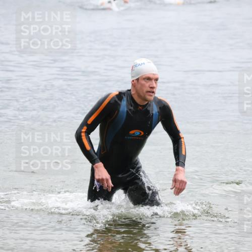 21.06.2025 - 27. Vierlanden-Triathlon Lena Gebhardt http://msf.ph/oto/8042024 15.06.2025 13:18:02 Schwimmen 1284 meine-sportfotos.de