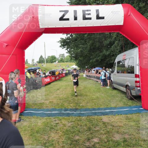 21.06.2025 - 27. Vierlanden-Triathlon MichiJ http://msf.ph/oto/8042025 15.06.2026 13:32:29 Ziel 18, 944 meine-sportfotos.de