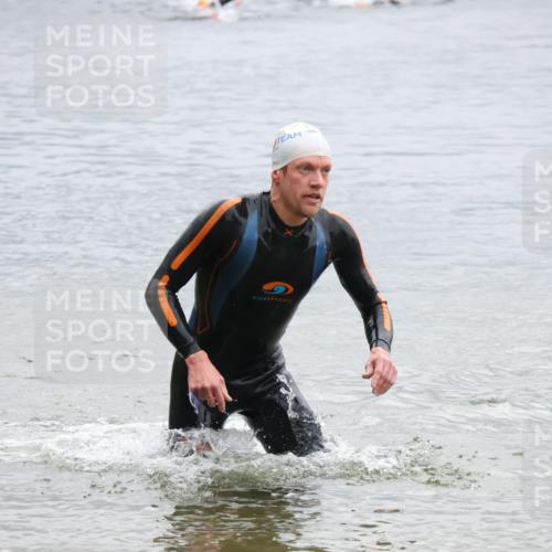 21.06.2025 - 27. Vierlanden-Triathlon Lena Gebhardt http://msf.ph/oto/8042026 15.06.2025 13:18:02 Schwimmen 1284 meine-sportfotos.de