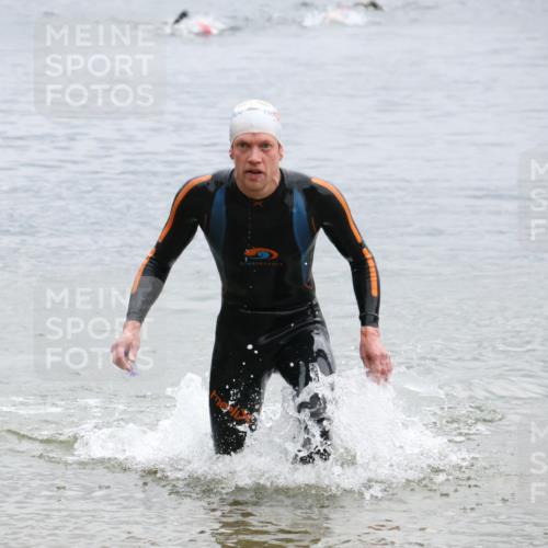 21.06.2025 - 27. Vierlanden-Triathlon Lena Gebhardt http://msf.ph/oto/8042028 15.06.2025 13:18:03 Schwimmen 1284 meine-sportfotos.de
