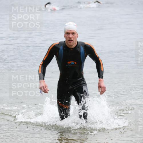 21.06.2025 - 27. Vierlanden-Triathlon Lena Gebhardt http://msf.ph/oto/8042029 15.06.2025 13:18:03 Schwimmen 1284 meine-sportfotos.de