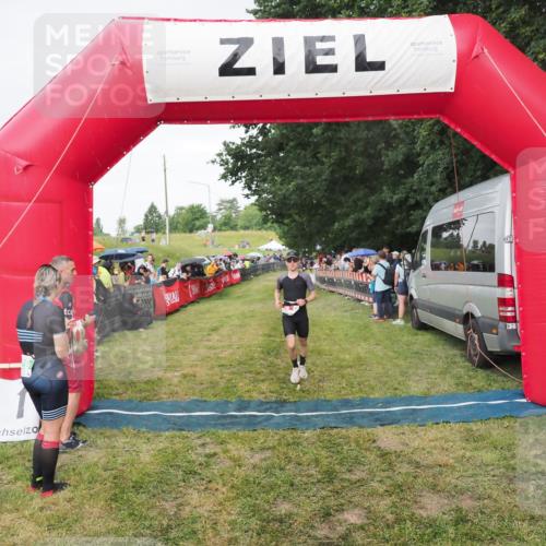 21.06.2025 - 27. Vierlanden-Triathlon MichiJ http://msf.ph/oto/8042036 15.06.2026 13:32:30 Ziel 18, 944 meine-sportfotos.de