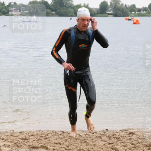 21.06.2025 - 27. Vierlanden-Triathlon Lena Gebhardt http://msf.ph/oto/8042041 15.06.2025 13:18:06 Schwimmen 1284 meine-sportfotos.de