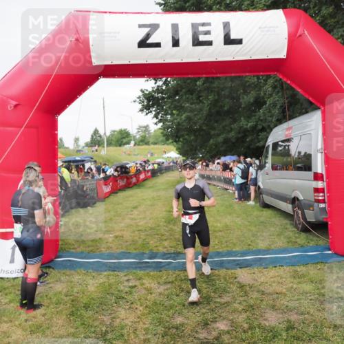 21.06.2025 - 27. Vierlanden-Triathlon MichiJ http://msf.ph/oto/8042045 15.06.2026 13:32:30 Ziel 18, 944 meine-sportfotos.de