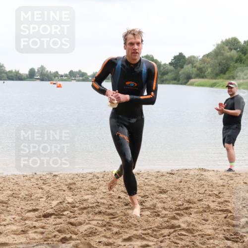 21.06.2025 - 27. Vierlanden-Triathlon Lena Gebhardt http://msf.ph/oto/8042046 15.06.2025 13:18:07 Schwimmen 1284 meine-sportfotos.de