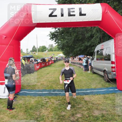 21.06.2025 - 27. Vierlanden-Triathlon MichiJ http://msf.ph/oto/8042047 15.06.2026 13:32:31 Ziel 18, 944 meine-sportfotos.de