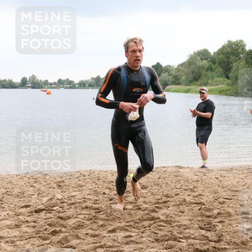 21.06.2025 - 27. Vierlanden-Triathlon Lena Gebhardt http://msf.ph/oto/8042050 15.06.2025 13:18:07 Schwimmen 1284 meine-sportfotos.de