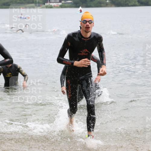 21.06.2025 - 27. Vierlanden-Triathlon Lena Gebhardt http://msf.ph/oto/8042063 15.06.2025 13:18:41 Schwimmen 1269, 1278, 1279 meine-sportfotos.de