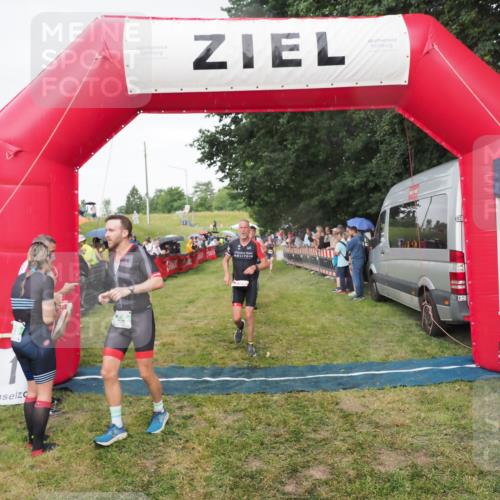 21.06.2025 - 27. Vierlanden-Triathlon MichiJ http://msf.ph/oto/8042070 15.06.2026 13:32:42 Ziel 157, 644, 657, 1057 meine-sportfotos.de