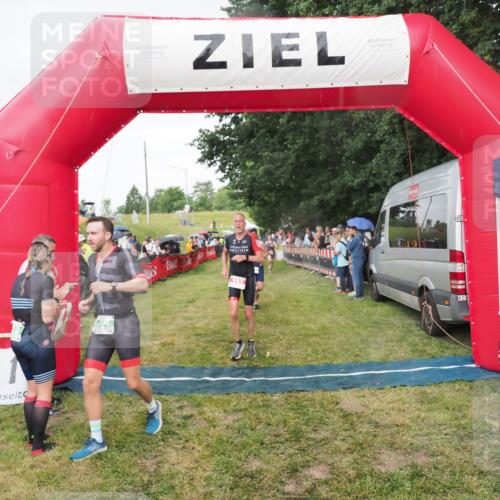 21.06.2025 - 27. Vierlanden-Triathlon MichiJ http://msf.ph/oto/8042072 15.06.2026 13:32:42 Ziel 157, 644, 657, 1057 meine-sportfotos.de