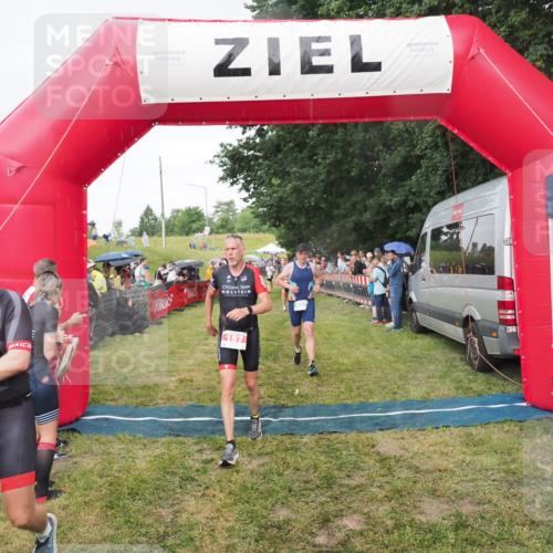 21.06.2025 - 27. Vierlanden-Triathlon MichiJ http://msf.ph/oto/8042085 15.06.2026 13:32:43 Ziel 157, 644, 657, 1057 meine-sportfotos.de