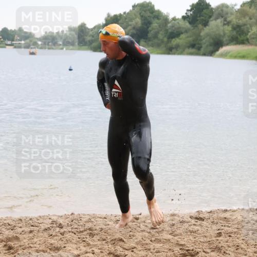21.06.2025 - 27. Vierlanden-Triathlon Lena Gebhardt http://msf.ph/oto/8042089 15.06.2025 13:18:46 Schwimmen 1269, 1278, 1279 meine-sportfotos.de