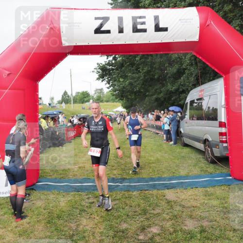 21.06.2025 - 27. Vierlanden-Triathlon MichiJ http://msf.ph/oto/8042092 15.06.2026 13:32:43 Ziel 157, 644, 657, 1057 meine-sportfotos.de