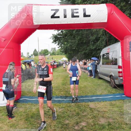 21.06.2025 - 27. Vierlanden-Triathlon MichiJ http://msf.ph/oto/8042101 15.06.2026 13:32:44 Ziel 157, 644, 657, 1057 meine-sportfotos.de