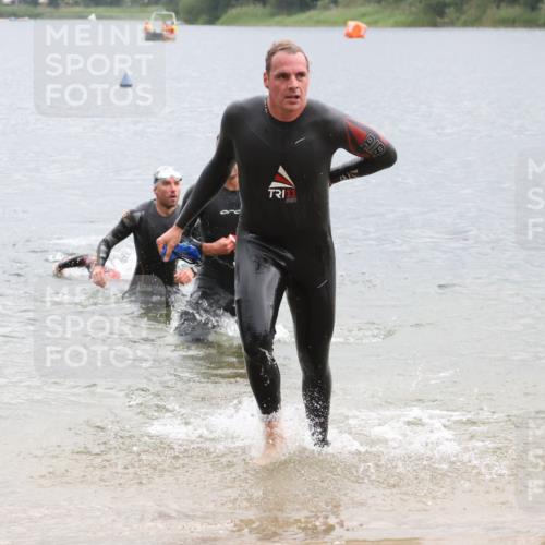 21.06.2025 - 27. Vierlanden-Triathlon Lena Gebhardt http://msf.ph/oto/8042104 15.06.2025 13:19:24 Schwimmen 1234, 1254, 1268, 1311 meine-sportfotos.de