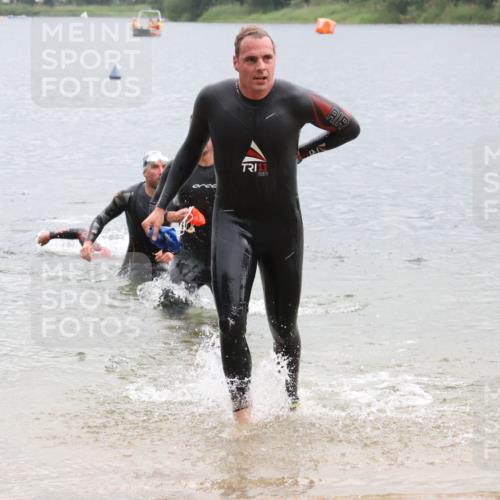 21.06.2025 - 27. Vierlanden-Triathlon Lena Gebhardt http://msf.ph/oto/8042106 15.06.2025 13:19:24 Schwimmen 1234, 1254, 1268, 1311 meine-sportfotos.de