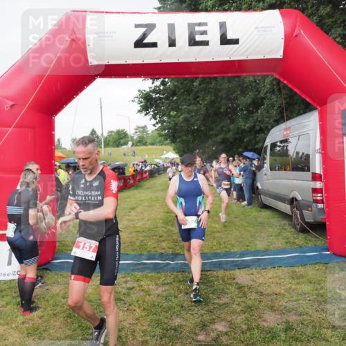 21.06.2025 - 27. Vierlanden-Triathlon MichiJ http://msf.ph/oto/8042107 15.06.2026 13:32:45 Ziel 157, 644, 657, 1057 meine-sportfotos.de