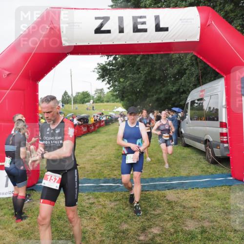 21.06.2025 - 27. Vierlanden-Triathlon MichiJ http://msf.ph/oto/8042111 15.06.2026 13:32:45 Ziel 157, 644, 657, 1057 meine-sportfotos.de