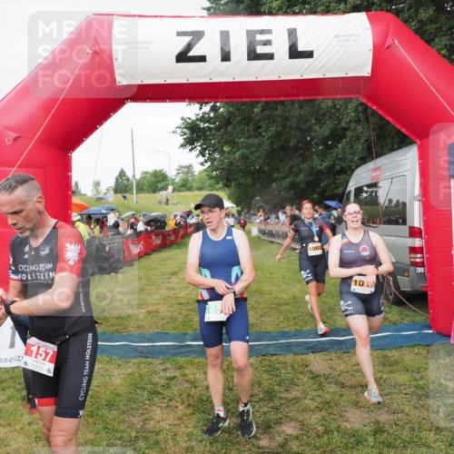 21.06.2025 - 27. Vierlanden-Triathlon MichiJ http://msf.ph/oto/8042119 15.06.2026 13:32:46 Ziel 74, 157, 644, 657, 1057 meine-sportfotos.de