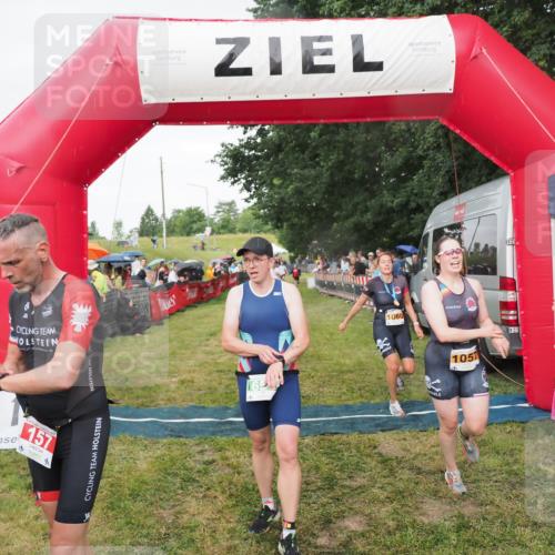 21.06.2025 - 27. Vierlanden-Triathlon MichiJ http://msf.ph/oto/8042121 15.06.2026 13:32:46 Ziel 74, 157, 644, 657, 1057 meine-sportfotos.de