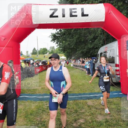 21.06.2025 - 27. Vierlanden-Triathlon MichiJ http://msf.ph/oto/8042129 15.06.2026 13:32:47 Ziel 74, 157, 644, 657, 1057 meine-sportfotos.de