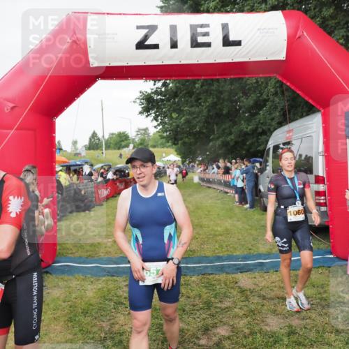 21.06.2025 - 27. Vierlanden-Triathlon MichiJ http://msf.ph/oto/8042131 15.06.2026 13:32:47 Ziel 74, 157, 644, 657, 1057 meine-sportfotos.de