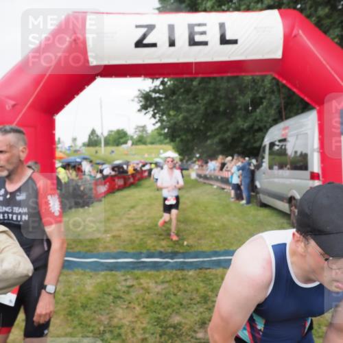 21.06.2025 - 27. Vierlanden-Triathlon MichiJ http://msf.ph/oto/8042136 15.06.2026 13:32:50 Ziel 74, 238, 657, 1057 meine-sportfotos.de