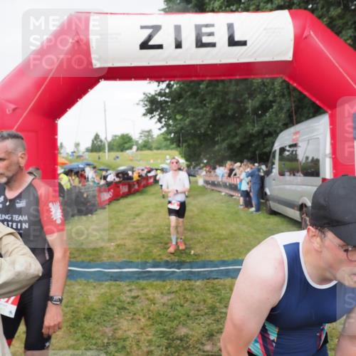 21.06.2025 - 27. Vierlanden-Triathlon MichiJ http://msf.ph/oto/8042138 15.06.2026 13:32:50 Ziel 74, 238, 657, 1057 meine-sportfotos.de