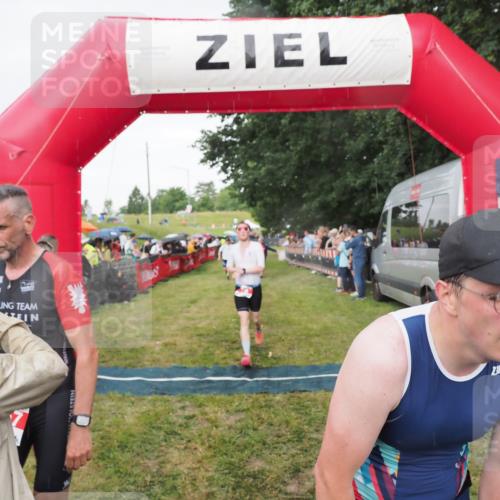 21.06.2025 - 27. Vierlanden-Triathlon MichiJ http://msf.ph/oto/8042140 15.06.2026 13:32:50 Ziel 74, 238, 657, 1057 meine-sportfotos.de