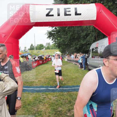 21.06.2025 - 27. Vierlanden-Triathlon MichiJ http://msf.ph/oto/8042142 15.06.2026 13:32:51 Ziel 74, 238, 657, 1057 meine-sportfotos.de
