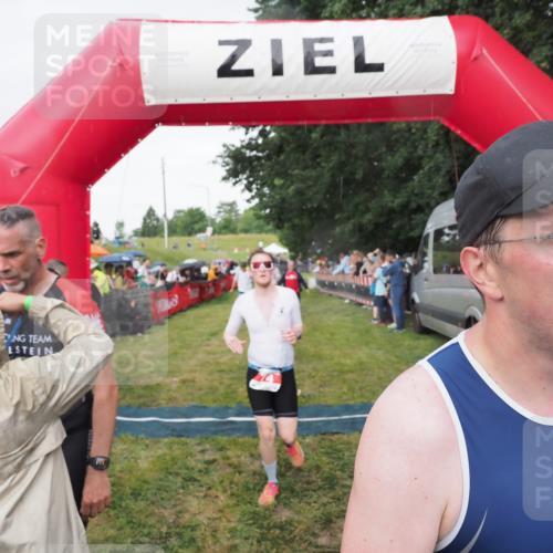 21.06.2025 - 27. Vierlanden-Triathlon MichiJ http://msf.ph/oto/8042148 15.06.2026 13:32:51 Ziel 74, 238, 657, 1057 meine-sportfotos.de