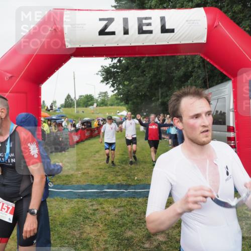 21.06.2025 - 27. Vierlanden-Triathlon MichiJ http://msf.ph/oto/8042150 15.06.2026 13:32:53 Ziel 74, 238 meine-sportfotos.de