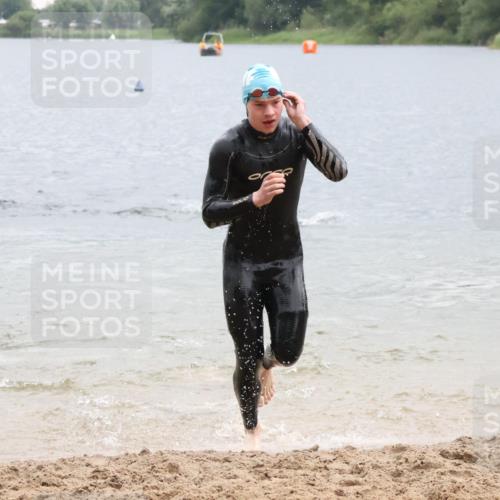 21.06.2025 - 27. Vierlanden-Triathlon Lena Gebhardt http://msf.ph/oto/8042151 15.06.2025 13:19:39 Schwimmen 1254, 1268, 1280, 1311, 1312 meine-sportfotos.de