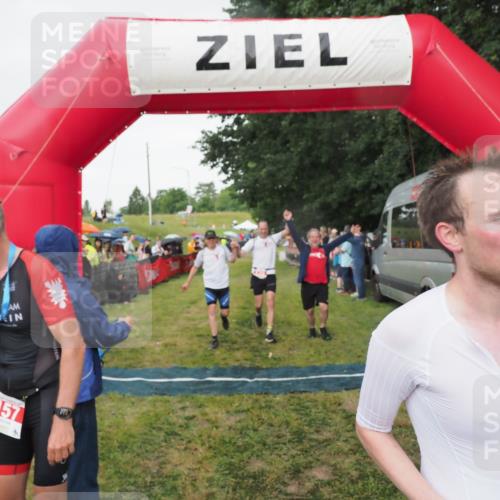 21.06.2025 - 27. Vierlanden-Triathlon MichiJ http://msf.ph/oto/8042154 15.06.2026 13:32:53 Ziel 74, 238 meine-sportfotos.de
