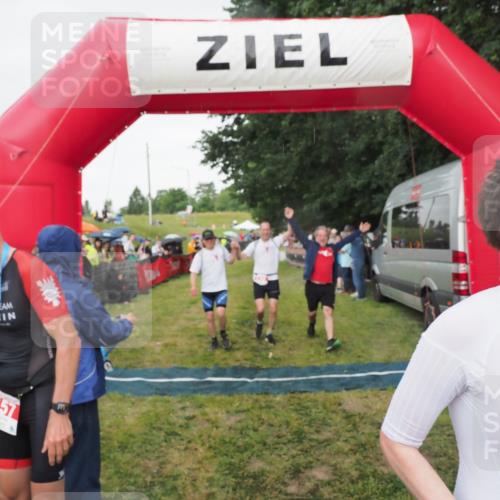 21.06.2025 - 27. Vierlanden-Triathlon MichiJ http://msf.ph/oto/8042157 15.06.2026 13:32:54 Ziel 74, 238 meine-sportfotos.de