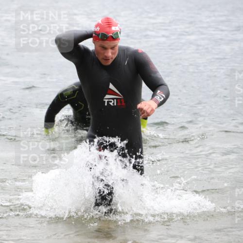 21.06.2025 - 27. Vierlanden-Triathlon Lena Gebhardt http://msf.ph/oto/8042166 15.06.2025 13:19:46 Schwimmen 1280, 1285, 1293, 1309, 1312 meine-sportfotos.de