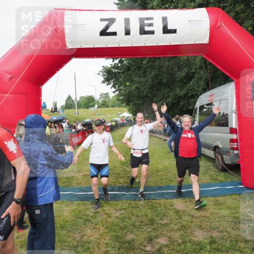 21.06.2025 - 27. Vierlanden-Triathlon MichiJ http://msf.ph/oto/8042169 15.06.2026 13:32:54 Ziel 74, 238 meine-sportfotos.de