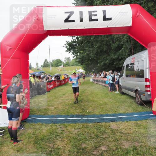 21.06.2025 - 27. Vierlanden-Triathlon MichiJ http://msf.ph/oto/8042180 15.06.2026 13:33:27 Ziel 791 meine-sportfotos.de