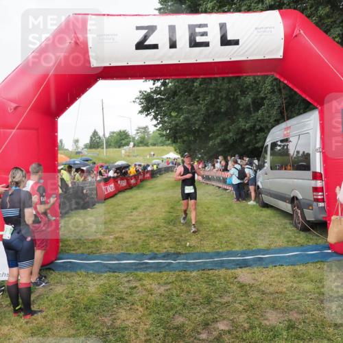 21.06.2025 - 27. Vierlanden-Triathlon MichiJ http://msf.ph/oto/8042208 15.06.2026 13:33:36 Ziel 787 meine-sportfotos.de