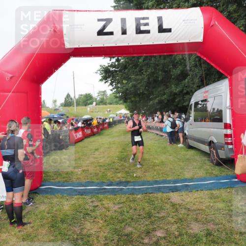 21.06.2025 - 27. Vierlanden-Triathlon MichiJ http://msf.ph/oto/8042210 15.06.2026 13:33:36 Ziel 787 meine-sportfotos.de