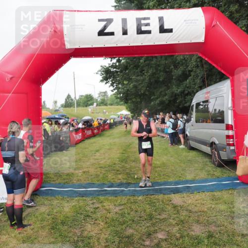 21.06.2025 - 27. Vierlanden-Triathlon MichiJ http://msf.ph/oto/8042228 15.06.2026 13:33:37 Ziel 787 meine-sportfotos.de