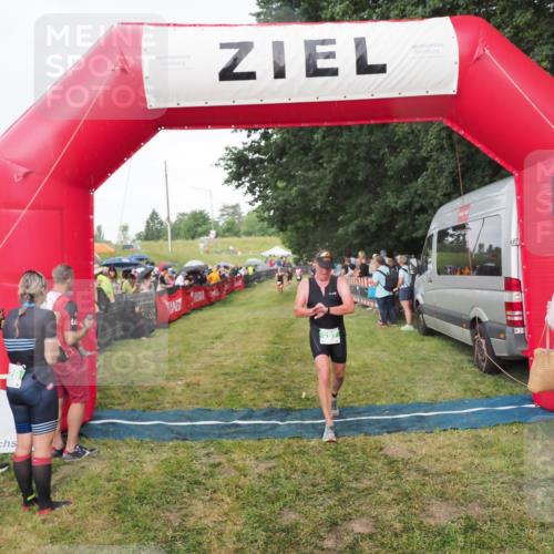 21.06.2025 - 27. Vierlanden-Triathlon MichiJ http://msf.ph/oto/8042232 15.06.2026 13:33:38 Ziel 787 meine-sportfotos.de
