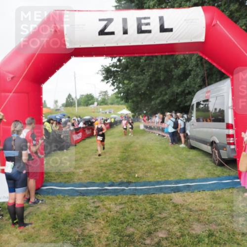 21.06.2025 - 27. Vierlanden-Triathlon MichiJ http://msf.ph/oto/8042234 15.06.2026 13:33:44 Ziel 210, 787, 1076 meine-sportfotos.de