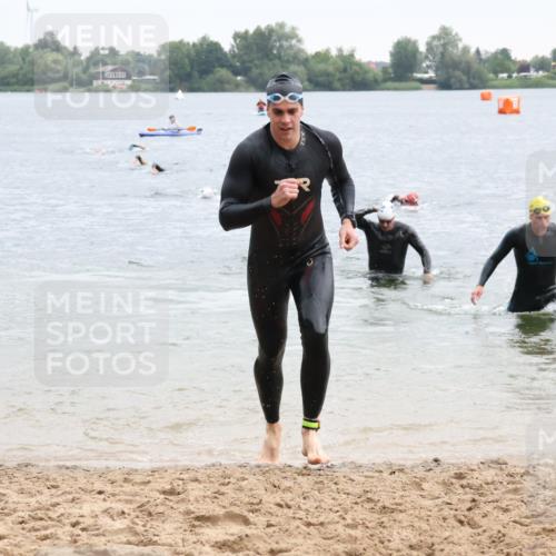 21.06.2025 - 27. Vierlanden-Triathlon Lena Gebhardt http://msf.ph/oto/8042235 15.06.2025 13:19:59 Schwimmen 1249, 1266, 1267, 1280, 1285, 1293, 1309, 1317 meine-sportfotos.de