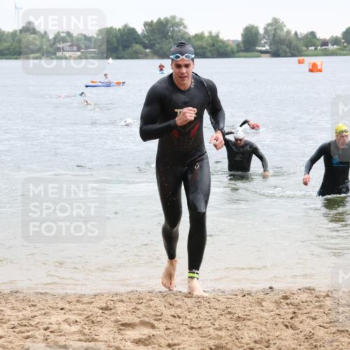 21.06.2025 - 27. Vierlanden-Triathlon Lena Gebhardt http://msf.ph/oto/8042237 15.06.2025 13:19:59 Schwimmen 1249, 1266, 1267, 1280, 1285, 1293, 1309, 1317 meine-sportfotos.de