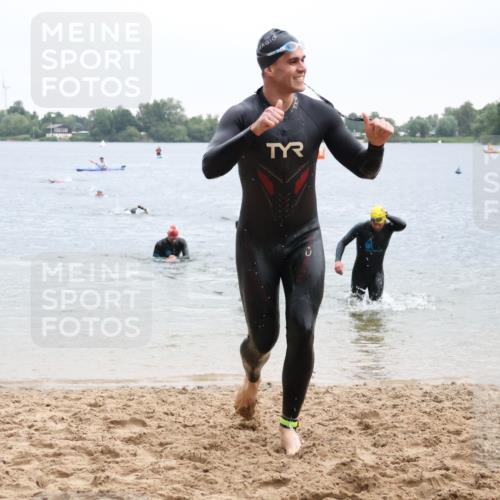 21.06.2025 - 27. Vierlanden-Triathlon Lena Gebhardt http://msf.ph/oto/8042242 15.06.2025 13:20:00 Schwimmen 1249, 1266, 1267, 1285, 1293, 1309, 1317 meine-sportfotos.de