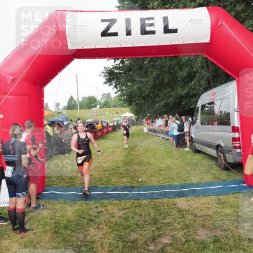 21.06.2025 - 27. Vierlanden-Triathlon MichiJ http://msf.ph/oto/8042258 15.06.2026 13:33:46 Ziel 210, 1076 meine-sportfotos.de